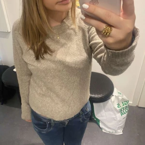 Vero Moda tröja - Säljer min jätte fina vero Moda tröja då den inte kommer till användning längre, den är i bra skick!!💕💕