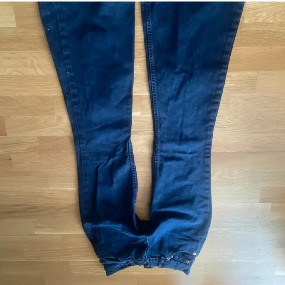 Marinblåa snygga lågmidjade Levis Jeans. Som passar en storlek S som passar mig som är 172 cm lång samt en som är 168 cm lång!. Jeans & Byxor.