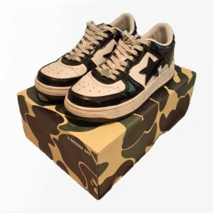 Bapesta Low M2 "Black" - Säljer dessa riktigt feta Bapesta🗣💯 Utöver creases (se bild) är de 7/10 skick👍 Strl 9,5 så de passar 42-43🗣 Kommer med lådan och påse👍 Kan gå ner i pris vid snabb affär🙏