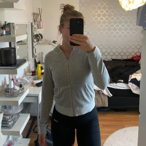 Juicy couture kofta - Ljusgrå juicy kofta i jättefint skick! Medium men passar Small och XS med pga små i storleken 