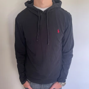 Ralph Lauren hoodie - Ralph Lauren hoodie. Väldigt bra skicka hittar inga defekter. Jag är 181 cm lång