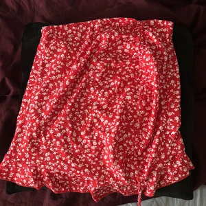 Kjol - Köpte denna kjol här på plick men den var för liten för mej så säljer den ⭐️