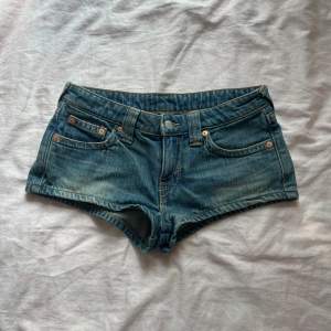 superfina mini shorts från weekday, näst intill oanvända