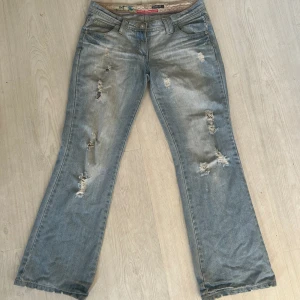 Lågmidjade jeans - Säljer dessa superfina lågmidjade jeans! Midjemått 78cm och innerbenslängden 80cm! Skriv för fler frågor