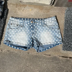 Lågmidjade jeansshorts  - Jättefina lågmidjade jeansshorts med prickar 