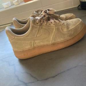 Nike air force 1 ganaks bra skick som man kan see på bilderna  