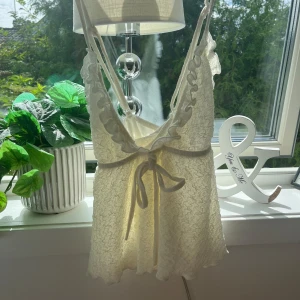  Vit Tröja🤍 - En super fin tröja som är helt oanvänd, jätte bra i skick🫶🏻en jätte fin liten rosett i mitten av tröjan oxå🤍(fler bilder kan skickas)