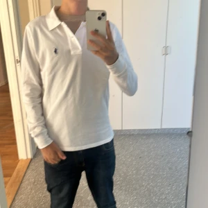 Polo ralph lauren rugby tröja - En helt ny oanvänd polo ralph lauren rugby tröja, morsan råkade beställa två så säljer den ena. Storlek S. Nypris 2000kr