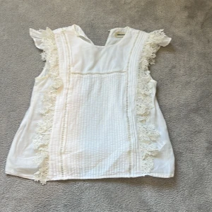 Zadig blus - Jag säljer den här jättefina Zadig blusen som tyvärr är för liten. Den är i stl 12år men passar även Xs jättebra💕💕