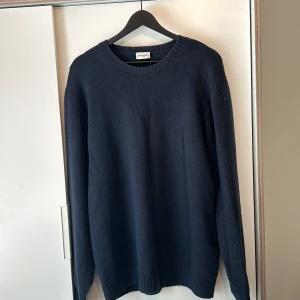 Blå marinoull tröja  - Blå merinoulls tröja från John Henric, bra skick, i storlek XL 