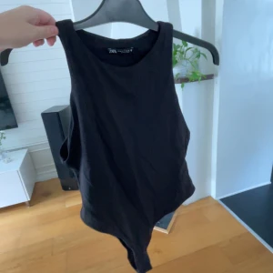 Zara - body - Super skön och fin body från zara, endast testad. Kom privat för mer frågor eller bilder 🫶🏻