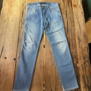 Replay anbass jeans blå - Replay anbass jeans knappt använda i 9/10 skick. Den ljusblåa färgen är stilren och passar till allt. Nypris 1700:- Priset ej hugget i sten!