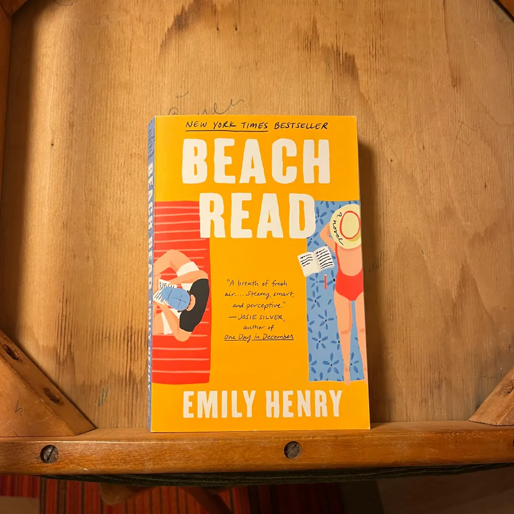 Populära boken Beach read av Emily Henry, på engelska. Bra skick men lite sned i bokryggen! ☀️. Böcker.