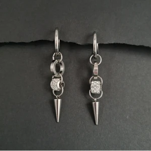 Handgjorda örhängen  - Unika handgjorda örhängen ● 💎Material- rostfritt stål, zirconia ● Örhängeskrokar-  Rostfritt stål. Längd-6cm Köp for 100kr/st eller 140kr/paret