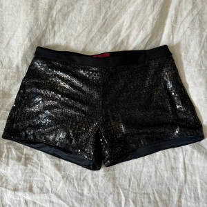 Glitter shorts - Super snygga glitter shorts från ana sousa! Mini shorts, korta. Nypris 69€. Mycket bra skick.🪩🥂🎀❤️