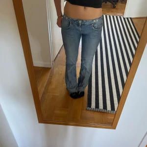 Lågmidjade jeans - Jättefina lågmidjade jeans med speciella fickor ( se bild 3)💞en liten defekt (se bild 5) men annars i jättebra skick!