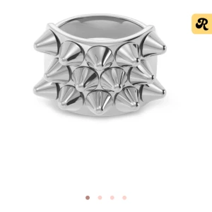 edblad ring - säljer denna ring då den inte används längre. men den är i bra skick. har asken till den och kan visa bild på att jag har den om det önskas🩷. den är i storlek S