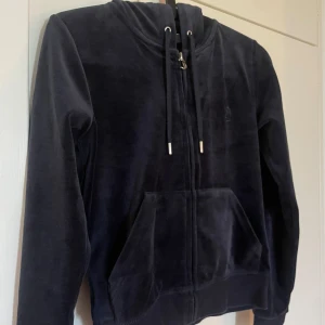 Juicy Couture hoodie  - superfint skick, och knappast använd!