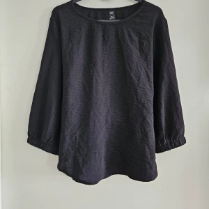 Topp - Svart topp med band som man kan knyta baktill eller framtill beroende på vad man gillar.