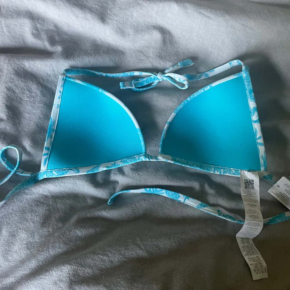 Säljer min favorit bikiniöverdel från Calzedonia som är helt oanvänd pågrund av att den är för liten. Nyskick och lappen är kvar. Finns inte att köpa i Sverige längre💕. Pris kan diskuteras.. Övrigt.