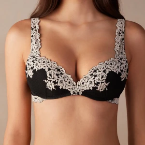 Intimissimi bh - Säljer den här jättefina och trendiga Intimissimi. I väldigt fint skick utan defekter!  Nypris: 600kr