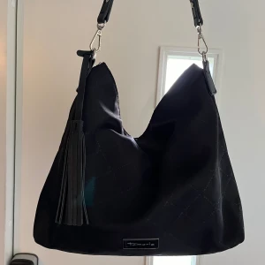 Tamaris väska från zalando - Super fin och rymlig väska från zalando. Väskan är i fint skick men remmen har tecken på användning. Säljer då den inte kommer till användning