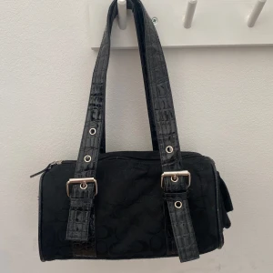 Y2k väska  - Super gullig y2k väska, säljer då den inte kommer till användning. Köpt second hand och osäker på märke. Bra skick, skriv för mått. 