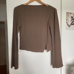 & Otter stories topp - Jättesnygg topp från & other stories. Sitter supersnyggt och är endast använd en gång!!!