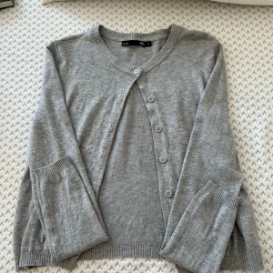Grå kofta❤️ - Säljer denna gråa kofta från lager 157 som är jättebra skick❤️ Skriv vid fler bilder eller frågor ❤️