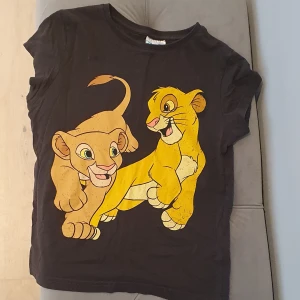 Söt t-shirt Lejonkungen 146/152 - Gullig t-shirt i mycket fint skick. Strlk 146/152