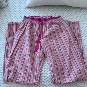 Randiga byxor från Calvin Klein - Säljer dessa rosa och vita pjamasbyxor från Calvin Klein🩷 Står ingen storlek men skulle tippa på Xs💞 De är i bra skick ❤️ Skriv vid fler bilder eller frågor ❤️
