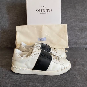 Valentino open skor - Säljer dessa riktigt feta valentino open. De är i storlek 43 och nästan allt og medföljer. Skriv vid frågor och funderingar. Skicka gärna prisförslag.