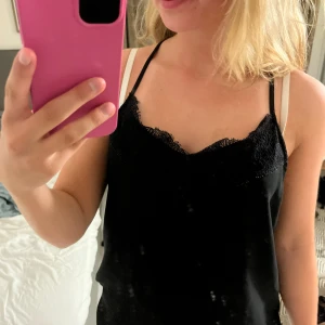 Snyggt spetslinne från zara i storlek 38🥰 - Jättefint spetslinne från zara i storlek 38. Kan användas som pyjamas linne om det är lite förstort men annars även som en festtopp. Fint skick! 