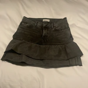 Lowwaist jeanskjol - Säljer denna jätte snygga jeanskjolen ifrån Gina. Köpt förra året och använt den sparsamt. Den är i storlek 34 men funkar säker som 32 eller 36. Säljer denna kjolen eftersom den har blivit för liten😢❤️