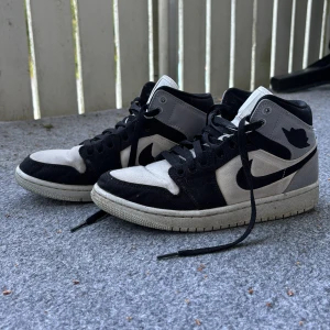 Jordan air 1 mid  - Säljer mina jordans nu då jag inte längre använder dem och de bara står. De är i storlek 38,5 men passar även 39. De är i ett bra skick men dom är välanvända, tvättas givetvis innan de skickas! Säljer för 300 kr (nypris 1200 kr)