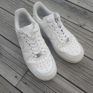 Nike aiforce 1 - Ett par vita klassika airforce 1. Minimalt använda och i bra skick, nytvättade. Det ända slitaget att anmärka är ett litet hål i hälen men det känns inte.