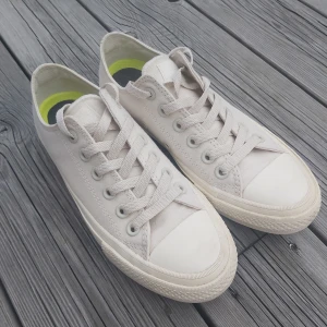 Converse sneakers låga - Ett par låga gräddvita Converse som används typ 2ggr innan jag växte ur dom så superfint skick. Dom har en annan sula än vanliga converse som gör dom skönare att gå i. Det går att ha dom utan snören också då plösen sitter med resårband (bild 3)