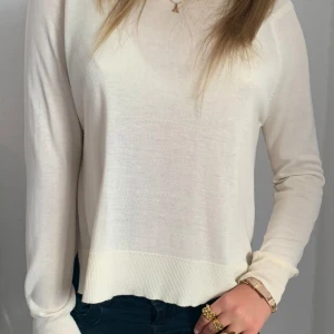 Säljer🩷 - Säljer denna tunt stickade tröja från zara🩷 Köpt för 200 Aldrig andvänd