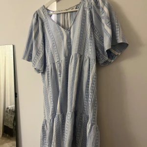 sommarklänning - så söt sommarklänning från pigalle, för stor för mig därav bilden, skriv privat för bättre bilder!