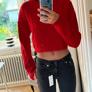 Stickad tröja - En jätte fin och mysig lite kortare stickad tröja som är perfekt vid julen och vinter månaderna💙Den är i mycket bra skick och använd ett få tal gånger men säljer då den inte längre kommer till användning💞