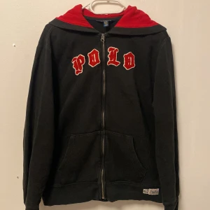 Polo Ralph lauren  - Bra skick och bra fetter som passar till allting och passar på s och m skulle rekommendera ti s men kommer funka bra på m . 