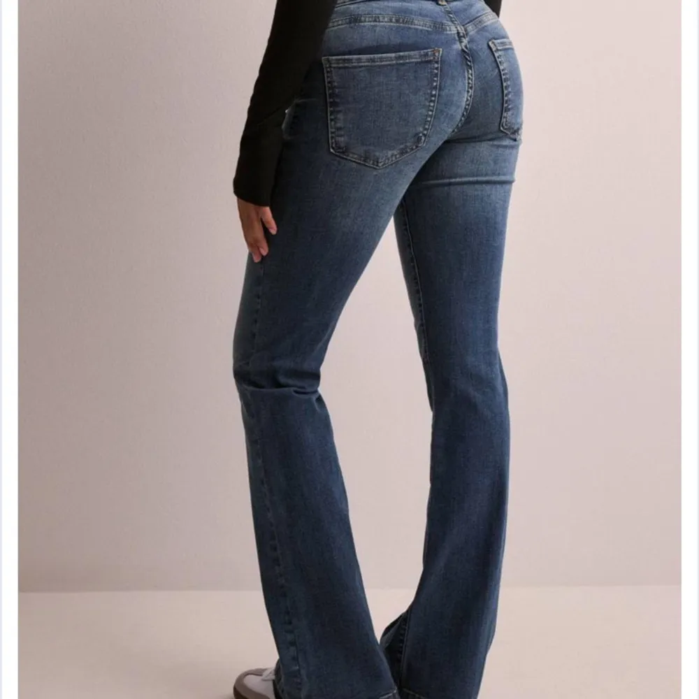 Säljer dessa jeans från Nelly som köptes för 699, dem är i  nyskick och använda cirka 2 gånger, lågt pris då jag vill bli av med plagg i garderoben. Jeans & Byxor.