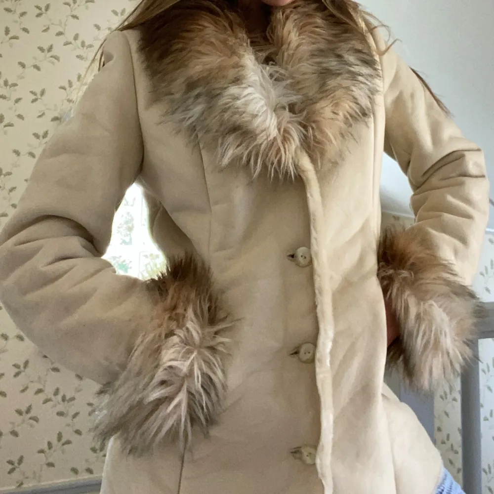 Fluffig läder jacka med knappar och fickor. Använd, mycket bra skick . Takit.