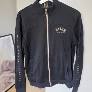 Hugo boss tröja - Hugo boss tröja, den är lite urtvättad.