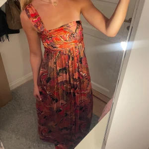 Möstrad långklänning - Mönstrad långklänning från mango suit i storlek s. Perfekt till bröllop eller bal!💕