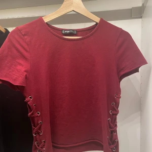 Topp med snörning - Fint skick, köpt second hand, passar m