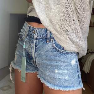 Säljer jättefina jeansshorts från Revice Denim i nyskick ✨Midwaist - Passar xs/s - Köpta för 68$ 