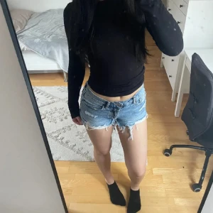 Blåa zara shorts - Säljer dessa jättesnygga shorts från zara då de inte kommer till användning längre. Midjemått: 35cm🌼