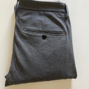 Dondup kostymbyxor  - Galet sköna o snygga dondup byxor i nyskick! 🤩🤩🤩  Stl 32  Hör av dig vid funderingar! 