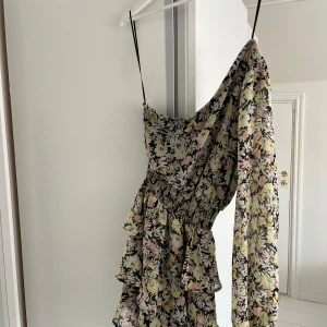 Högtidsklänning Gina Tricot - Högtidsklänning från Gina Tricot, halvärmad, öppen rygg, knappt använd